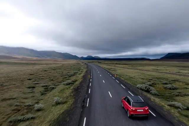 Vue du dessus d'une route avec une voiture prise par Maksim Tarasov